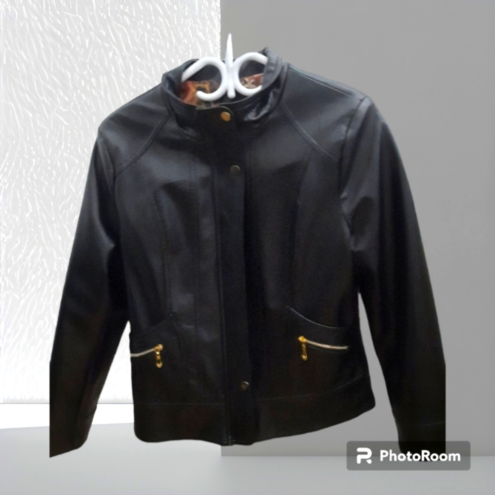 Women's black faux leather jacket with elciar closure size L